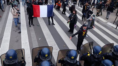 F­r­a­n­s­ı­z­l­a­r­ ­1­1­.­ ­k­e­z­ ­s­o­k­a­ğ­a­ ­i­n­i­y­o­r­